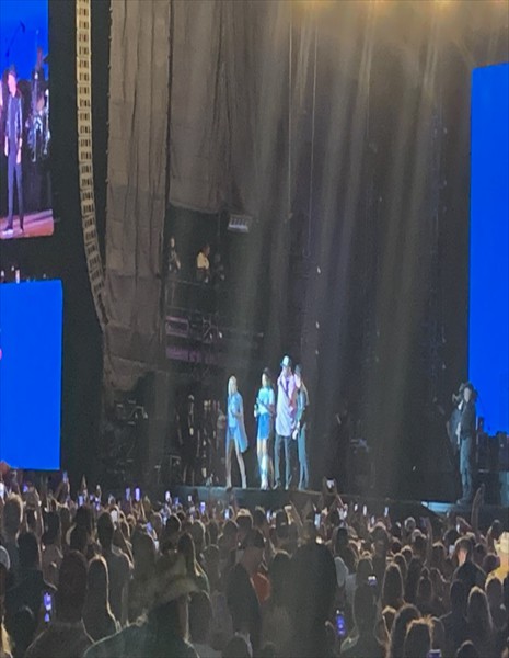 20_Capital One concert included time with Charles Barkley on stage